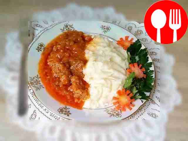 Delicious veal goulash with mashed potatoes