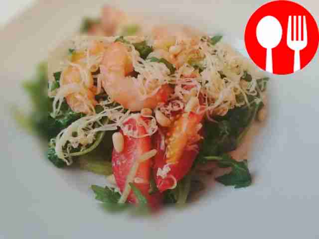 Light salad with shrimp, arugula and pine nuts