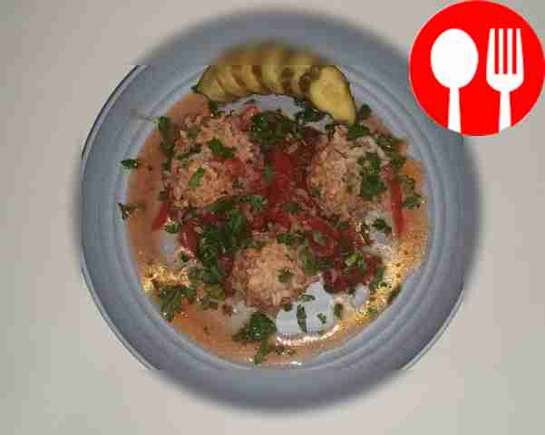 Rice meatballs in wine sauce