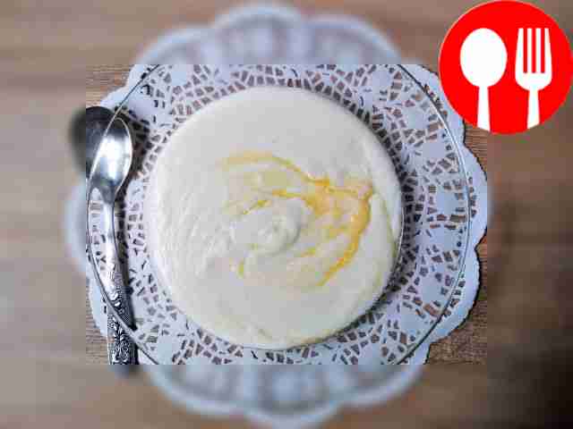 Вкусная манная каша на молоке Delicious semolina porridge with milk