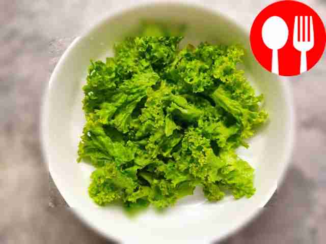 Приготовьте салат: выложите в салатник листья...