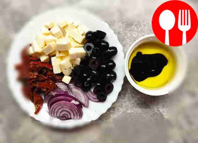 Смешайте оливковое масло с бальзамическим...