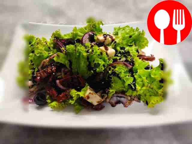 Легкий салат с вялеными помидорами