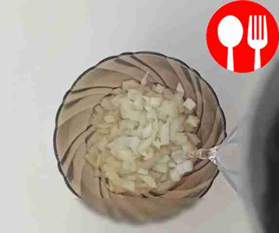 Замаринуйте лук, соединив уксус, сахар и воду...