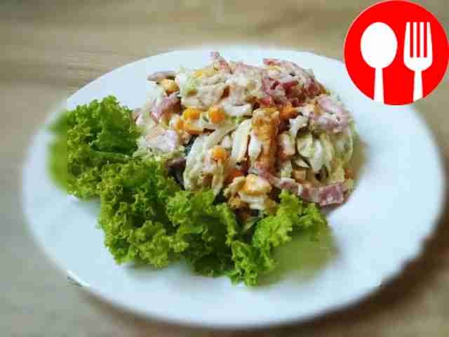 Hearty salad with smoked sausage