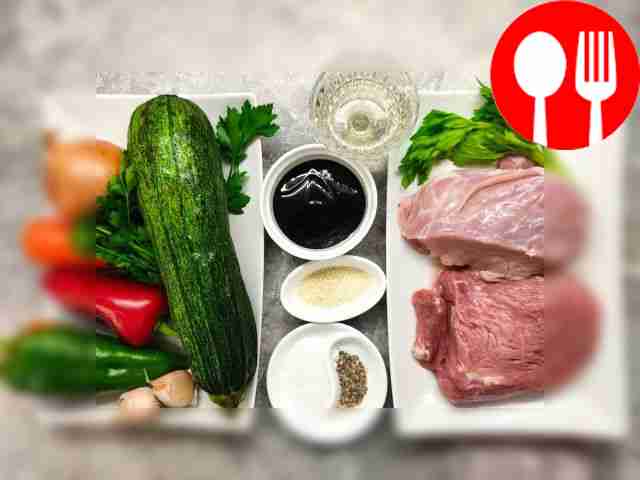 Очистите чеснок, морковь и лук. Промойте овощи...