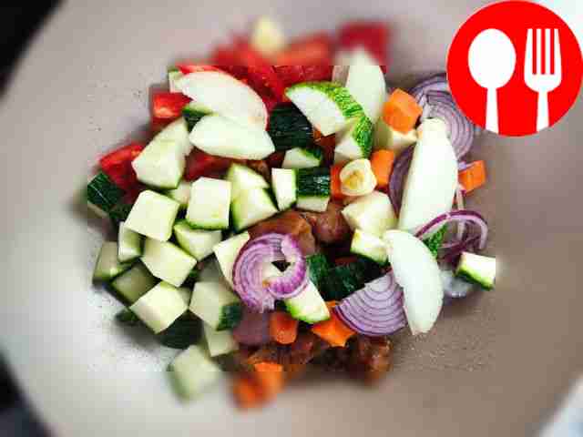 Замаринуйте мясо в соусе терияки на полтора...