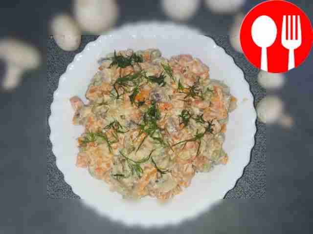 Салат с грибами и горошком