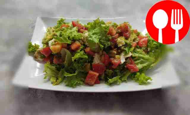 Light salad with pesto sauce