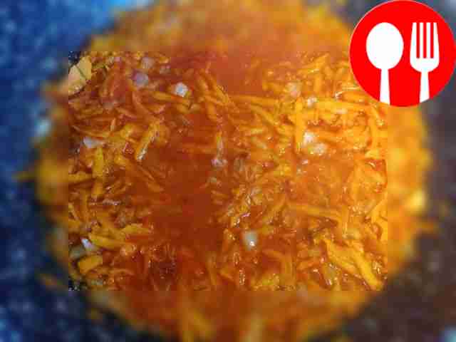 Разогрейте сковороду, обжарьте лук до...