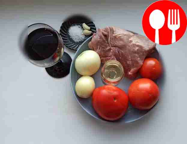 Cut the meat into pieces, beat a little, salt...