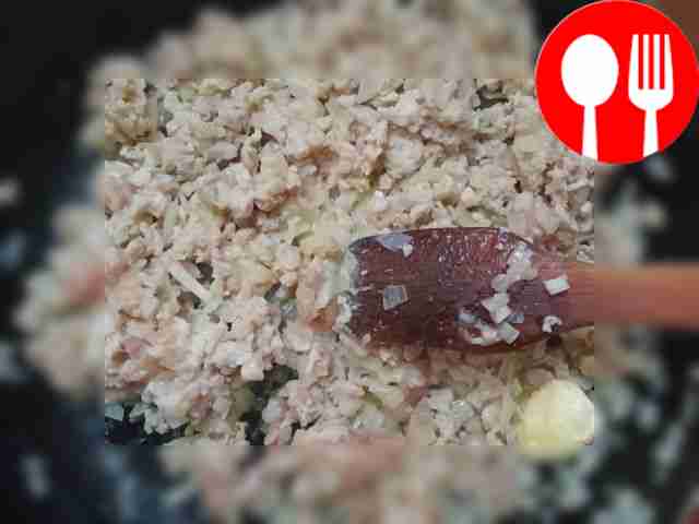 Фарш объедините с луком и обжарьте на...