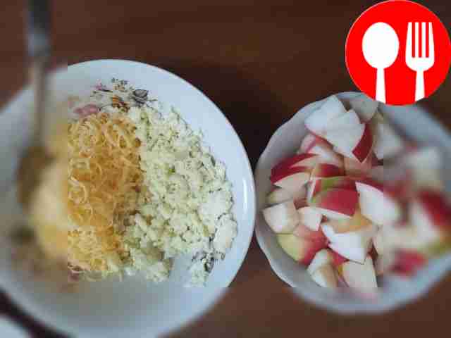 На тарелку уложите листья салата, в центре...