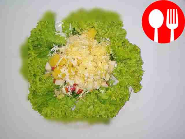 Салат с ананасом, яблоками и фаршем