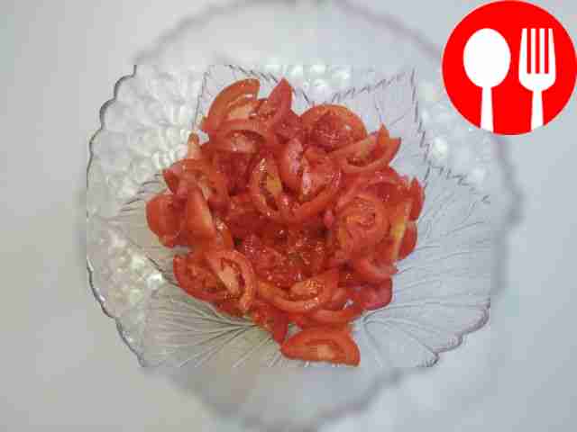 Cut the tomatoes into thin rings or half rings...