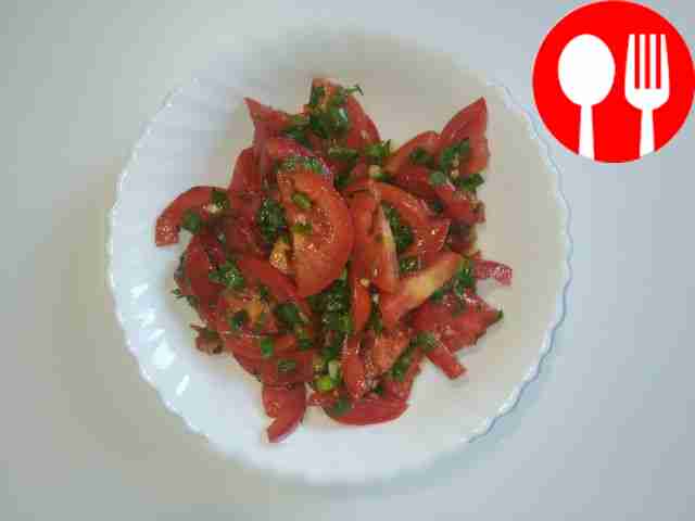 Salad with tomatoes and lemon juice