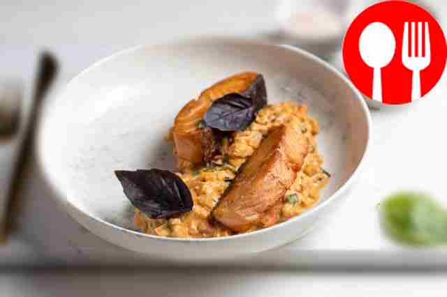 Стейк из лосося с хрустящей корочкой с сельдереем