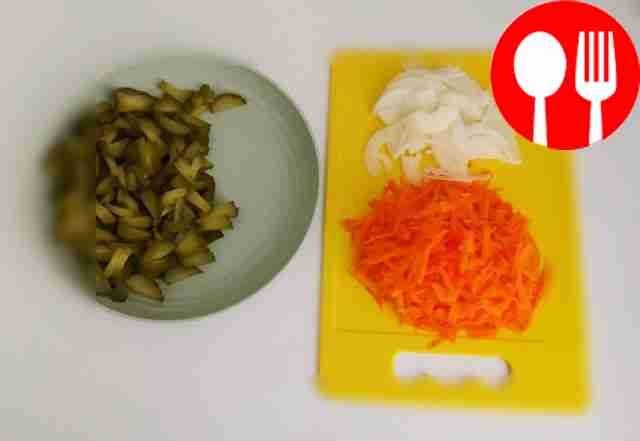 Порежьте картофель кубиками, лук —...