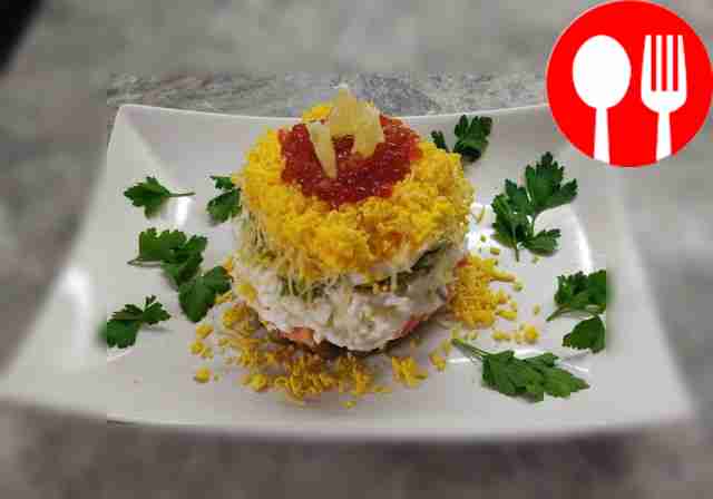 Слоеный салат с консервированным лососем