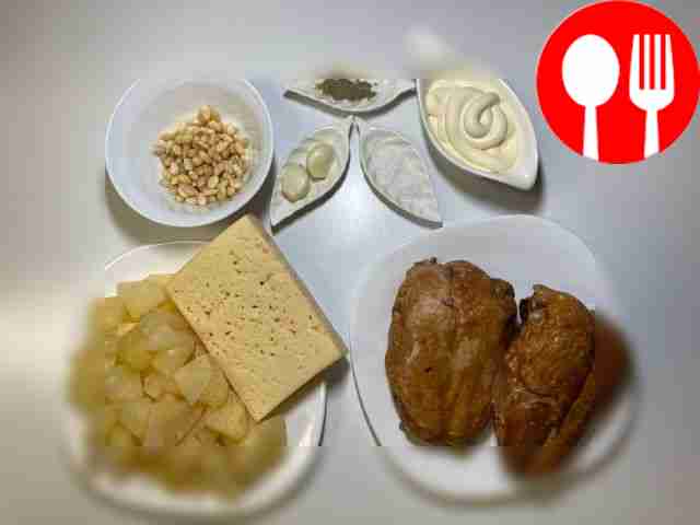 Филе разрежьте на кубики, сыр нарежьте не...