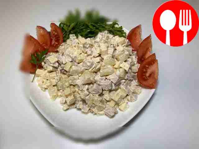 Украсьте готовый салат свежей зеленью и...