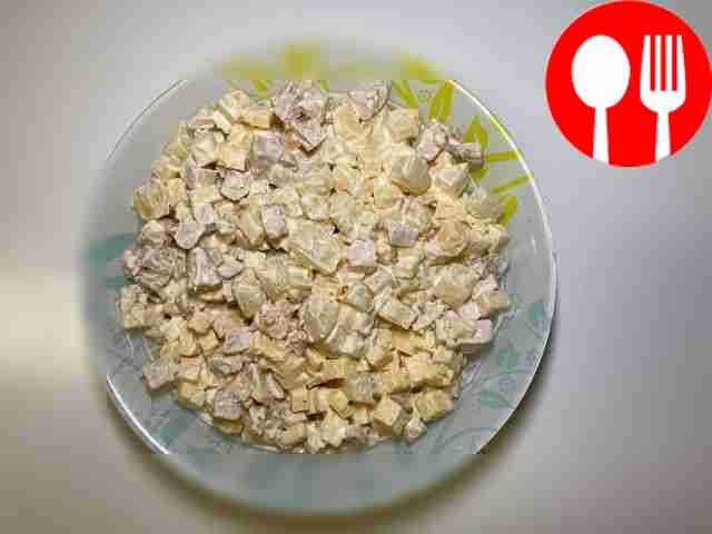 Салат с копченной грудкой и консервированными ананасами