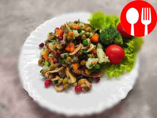 Интересный салат с клюквой