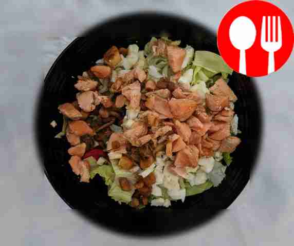 Теплый салат с морепродуктами и помидорами