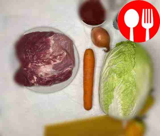 Промойте мясо и нарежьте его небольшими...