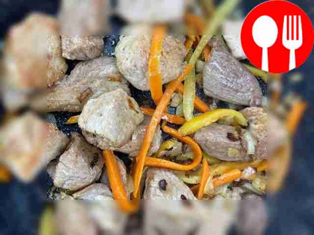 Обжарьте мясо на разогретой сковороде с...