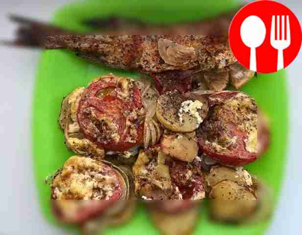 Щука, запеченная с картошкой&nbsp;и помидорами