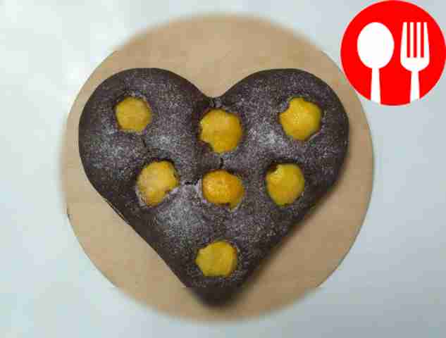 Шоколадный пирог с персиками