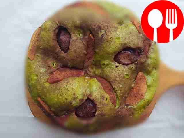 Пирог матча с айвой и сливой