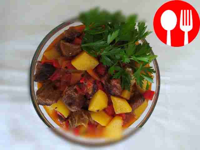 Stewed potatoes with beef and bell pepper