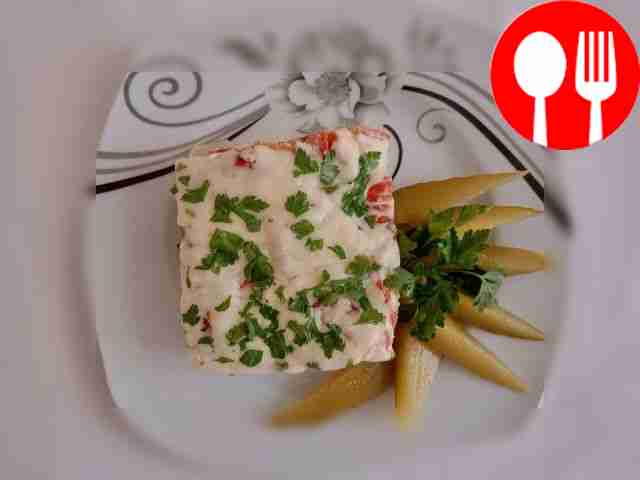 Potatoes with minced meat and tomatoes in the oven