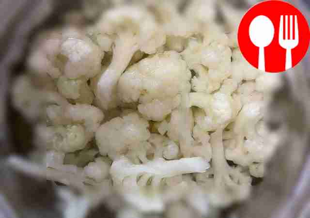 Разберите капусту на соцветия и опустите их в...