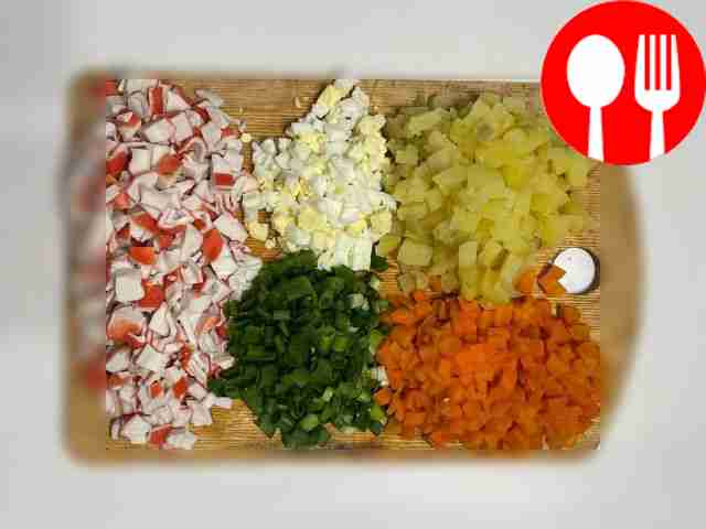 Отваренный картофель, морковь и яйцо очистите...