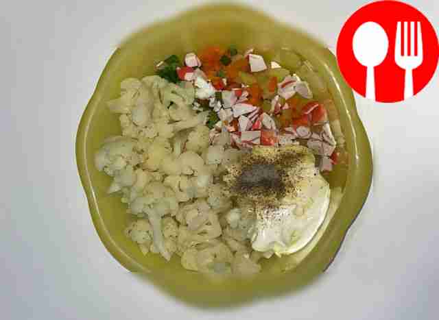 Соедините все ингредиенты в глубокой миске,...