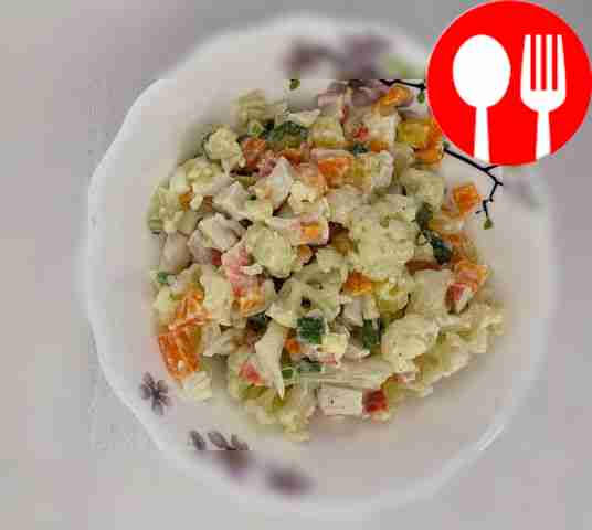 Подавайте салат из цветной капусты с крабовым...