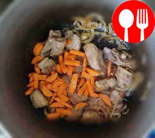 Fry the pork ribs in a cauldron in vegetable...