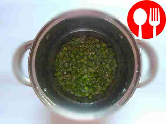 Налейте в кастрюлю немного воды и посолите по...