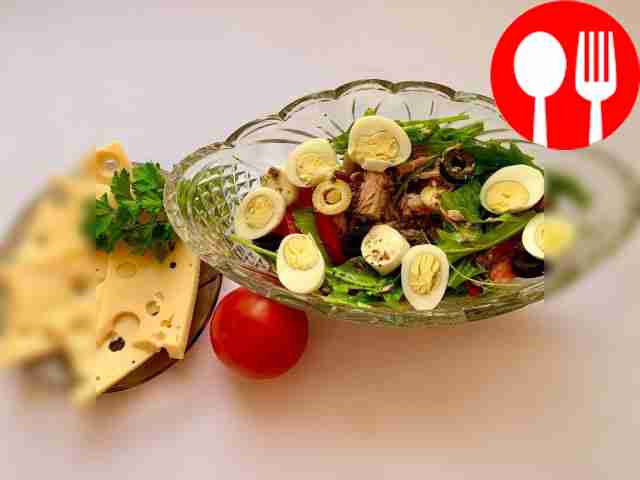 Gourmet salad with tuna, arugula and mozzarella