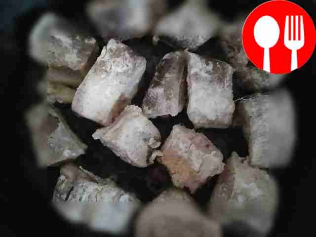 Обваляйте очищенную рыбу, нарезанную на...