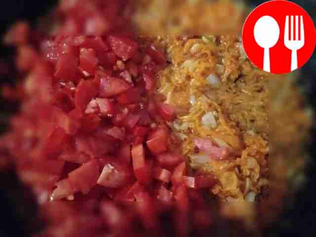 Морковь, лук и помидоры мелко нашинкуйте....