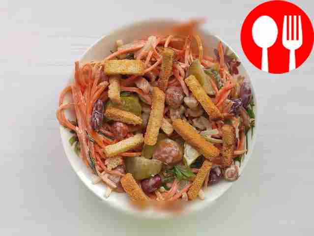 Quick salad with canned red beans