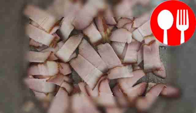 Пока суп настаивается, нарежьте бекон тонкими...