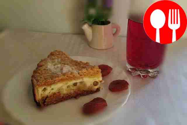 Curd pie with raisins