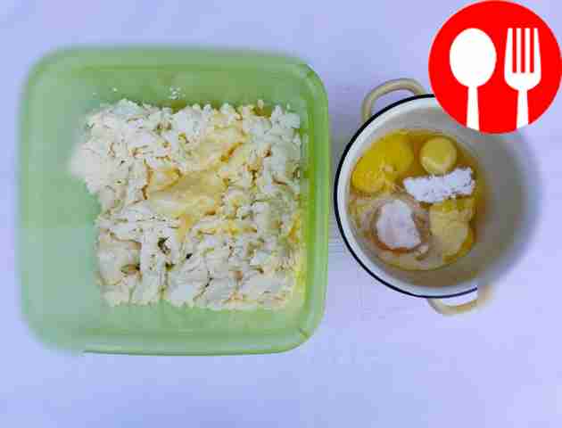 В одной миске разомните творог с растопленным...