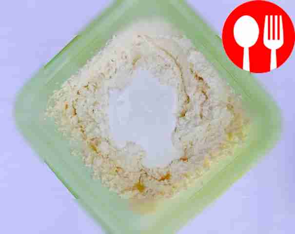 В творог влейте яичную смесь и взбейте...