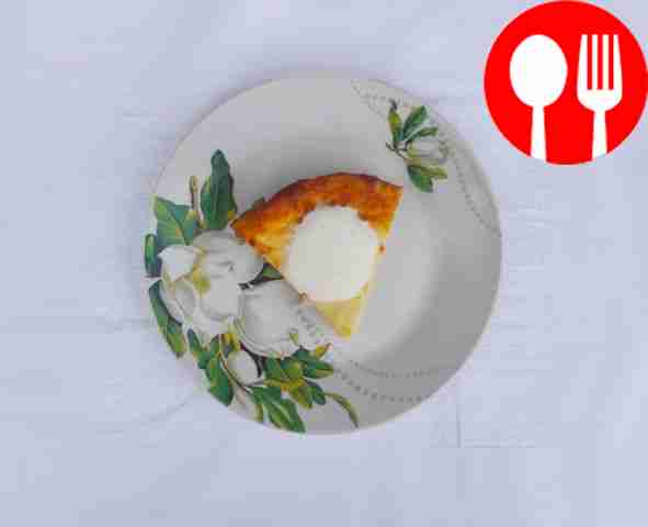 Лёгкую творожную запеканку подайте со сметаной...